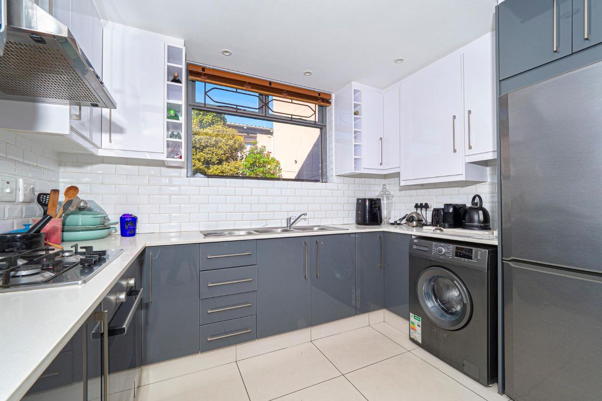 Modern 2-Bedroom Ground-Floor Apartment with Private Courtyard - Photo 5