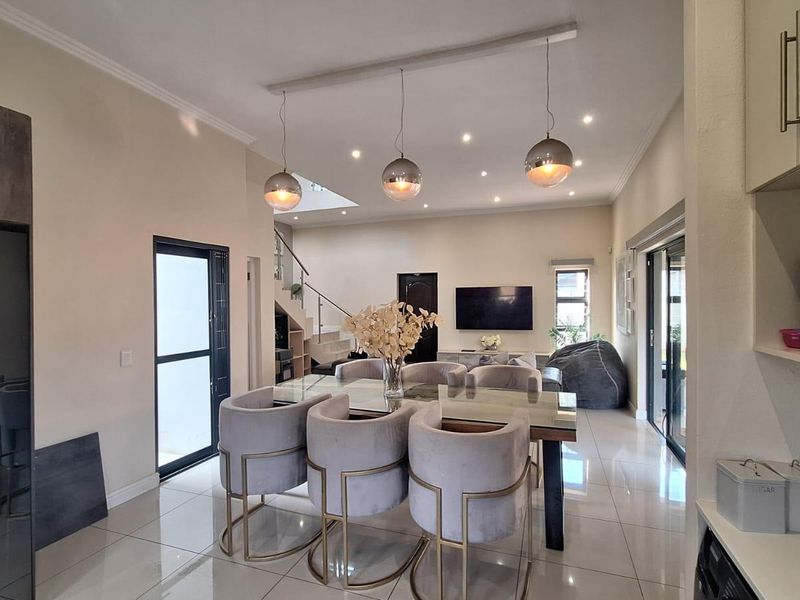 Beautiful, 3-bedroom double-storey home in Ferndale. - Photo 9