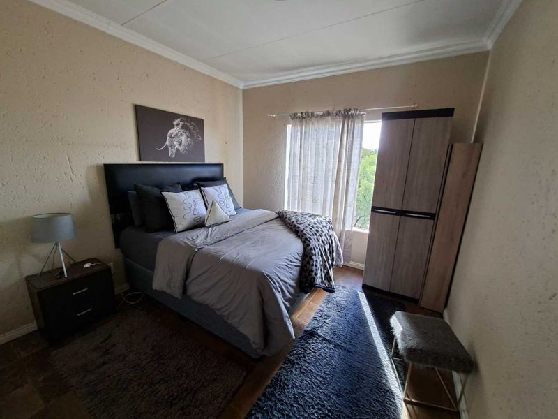 Neat & Modern Top-Floor Apartment in Weltevreden Park - Photo 2