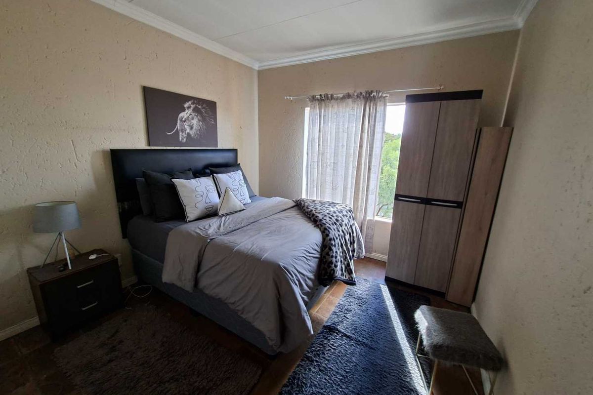 Neat & Modern Top-Floor Apartment in Weltevreden Park - Photo 2