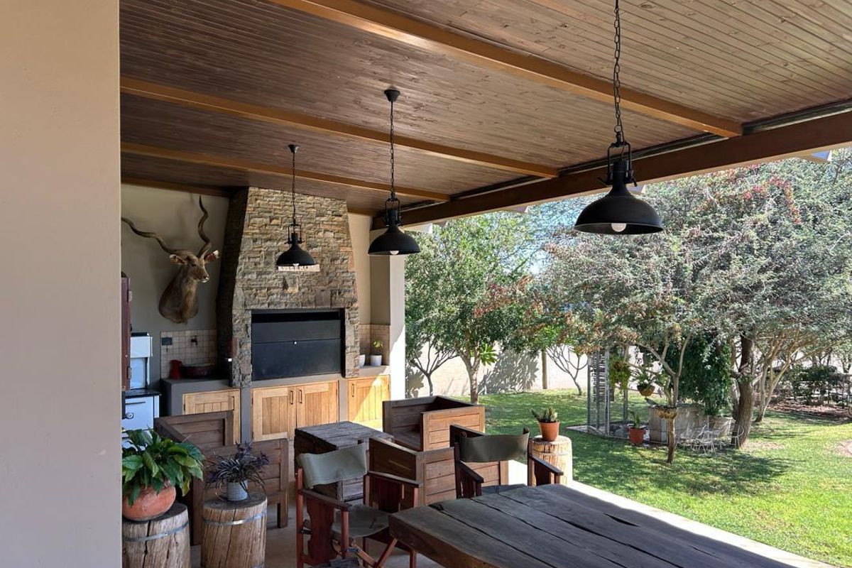 Outjo's Premier Home: Spacious, Stylish, Secure!" - Photo 2