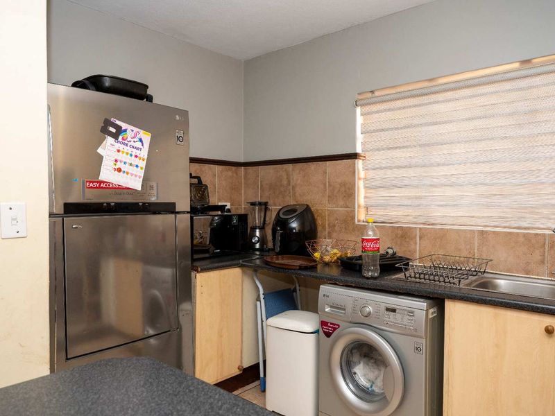 Ground-Floor 3-Bedroom Unit with Private Garden - Photo 6