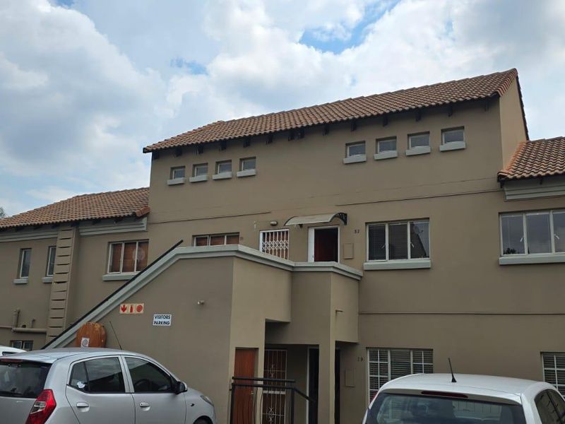 2 Bedroom Townhouse in Glen Marais - Photo 2