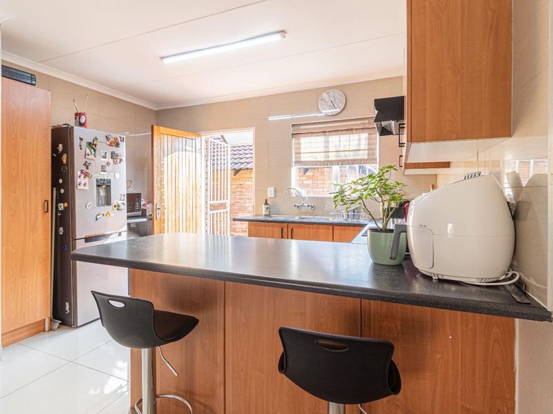 Lovely neat and spacious 2 bedroom, 2 bathroom townhouse close to all important amenities. The perfect lock up and go for a young couple. - Photo 9