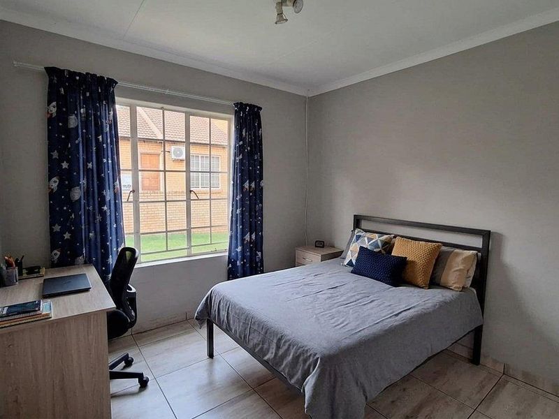 Spacious 3-Bed Townhouse with Large Wrap-Around Garden in Secure Olivedale Complex - Photo 10