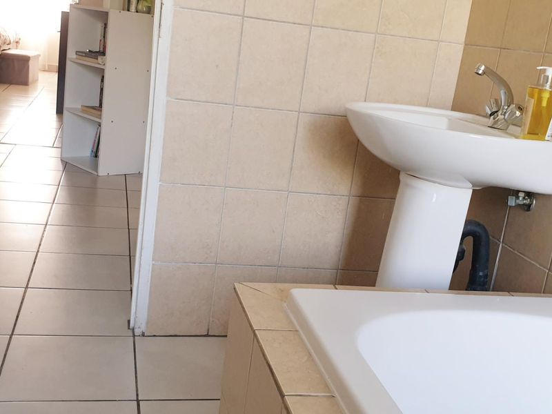 Charming Apartment Offering Comfortable Living - Photo 9