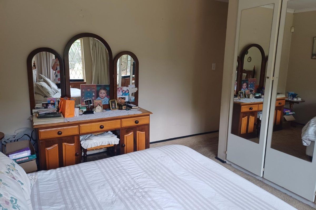 VERSATILE FAMILY HOME WITH BUSINESS POTENTIAL IN VAN RIEBEECK PARK - Photo 4