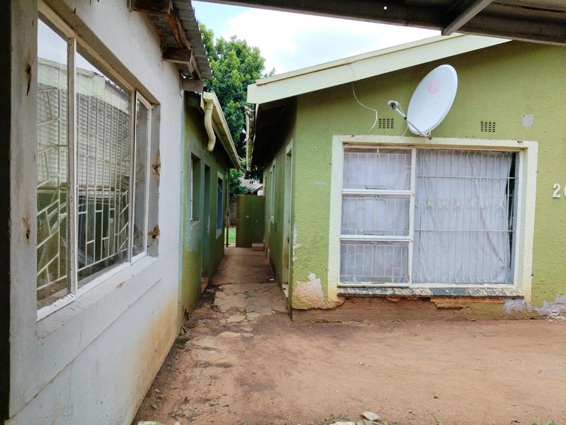 3 bedroom house with rental income of R21 000 a month - Photo 4