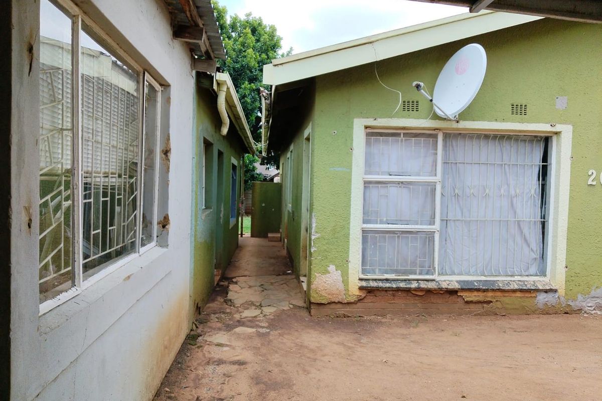 3 bedroom house with rental income of R21 000 a month - Photo 4