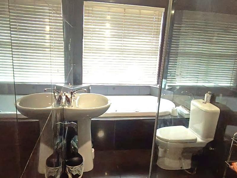 Bedroom in fully furnished shared house available for rent. - Photo 7