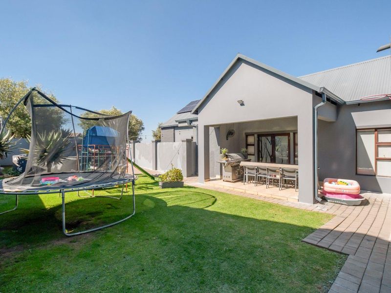 Magnificent lock-up-and-go home in sought-after Midstream. - Photo 2