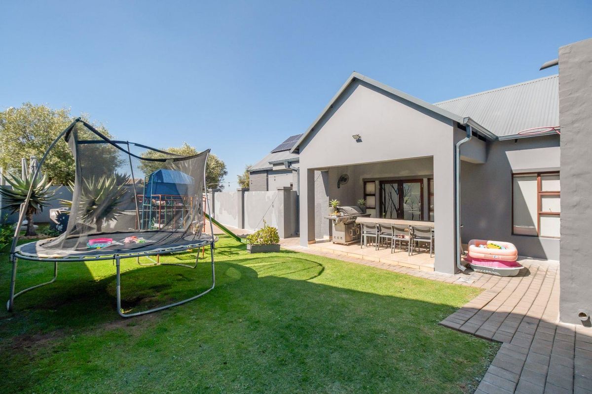 Magnificent lock-up-and-go home in sought-after Midstream. - Photo 2