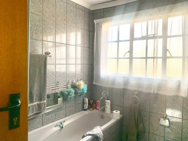 Spacious Smallholding with Family Home & newly Build Bachelor Flatlet – Southern Suburbs, Bloemfontein - Photo 8