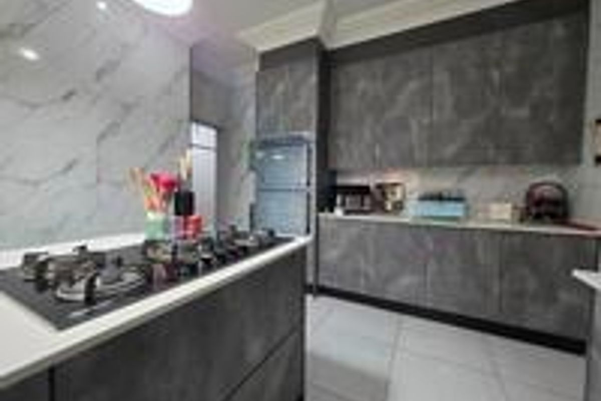Modern kitchen featuring dark textured cabinetry, a central island with a built-in gas hob, and marble-look wall tiling.