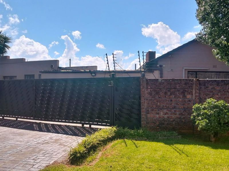 3-Bedroom Home with Flatlet in Verwoerdpark – Endless Potential! - Photo 3