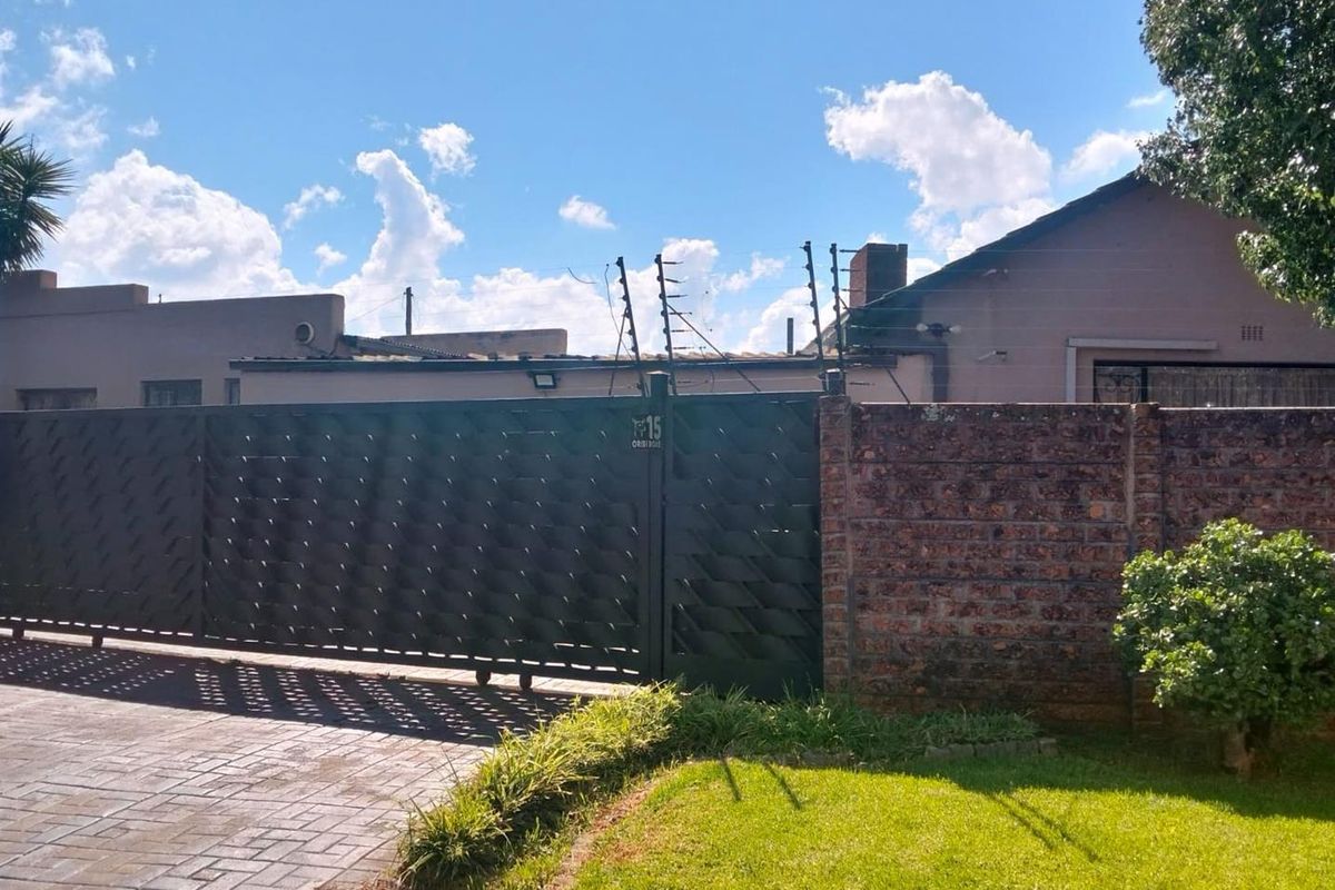 3-Bedroom Home with Flatlet in Verwoerdpark – Endless Potential! - Photo 3