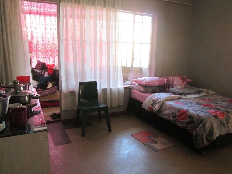 BEAUTIFUL ONE AND HALF [1.5 ] BEDROOM APARTMENT FOR SALE IN PRETORIA WEST BARGAIN - Photo 8