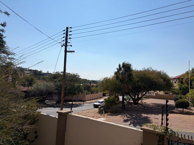 Spacious Klein Windhoek Family Home For Sale - Photo 7