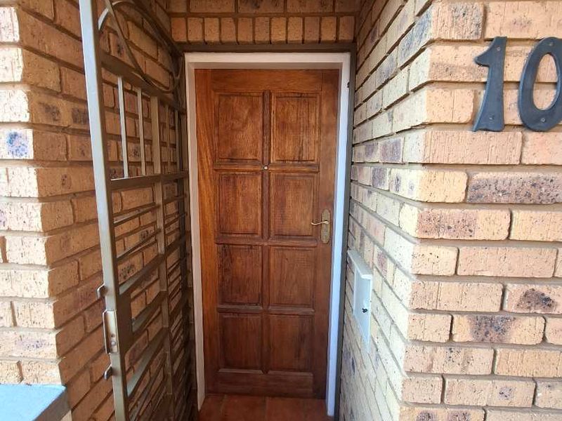 Modern 2 bedroom Top unit in Die Hoewes - Photo 2