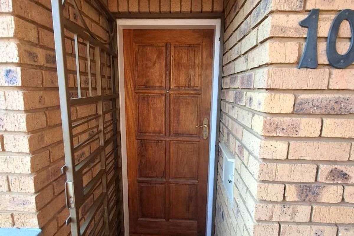 Modern 2 bedroom Top unit in Die Hoewes - Photo 2