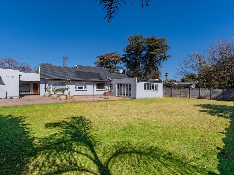 Modern 3-Bedroom Entertainer’s Dream Home with Jacuzzi Room & Heated Pool in Birch Acres - Photo 2