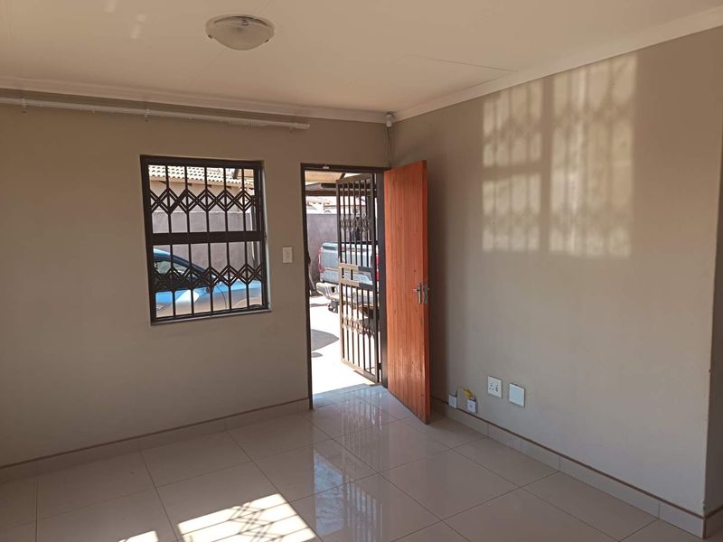 3-Bedroom Family Home To Rent in Dawn City, Dawn Park | ADT Alarm & Fibre Connected  Welcome to this well-maintained and spacious three-bedroom family home - Photo 5