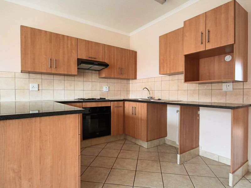 Perfect 2-Bedroom, 1-Bathroom, 1Carport Ground-Floor Apartment - Photo 2