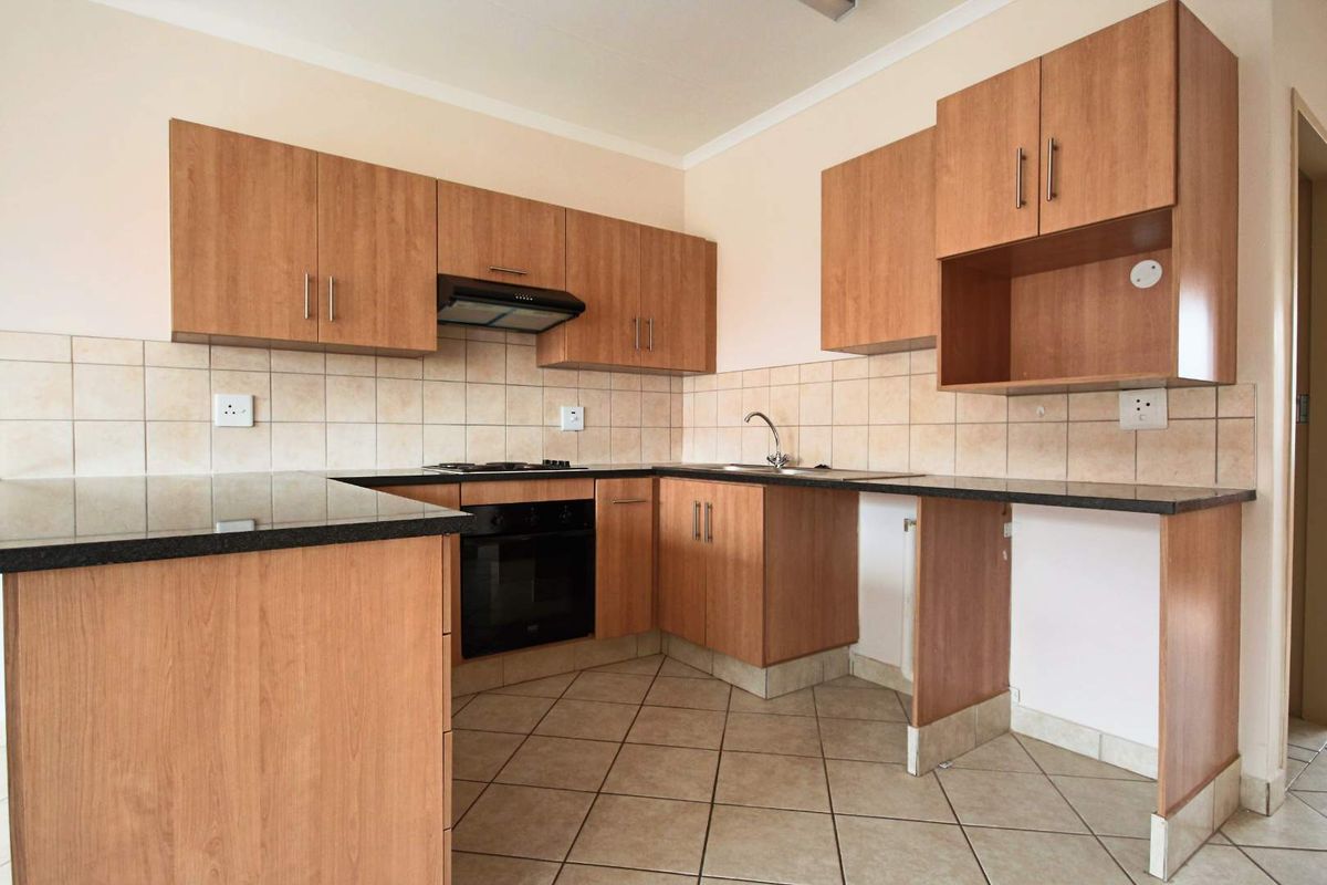 Perfect 2-Bedroom, 1-Bathroom, 1Carport Ground-Floor Apartment - Photo 2