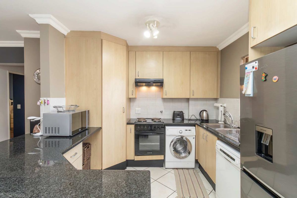 Executive upstairs Apartment - Photo 3