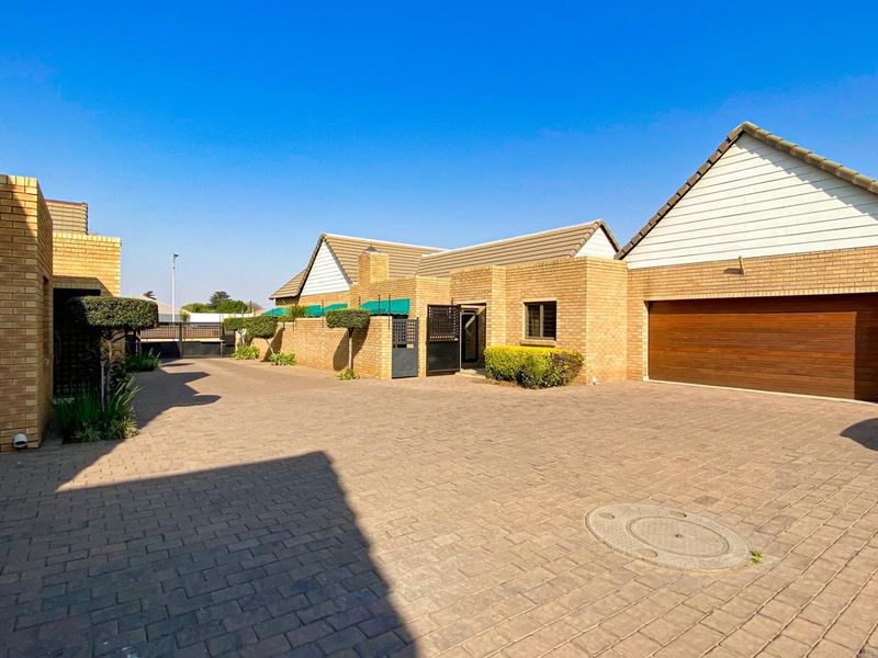 Exquisite Facebrick Cluster, Only 4 in complex! - Photo 2