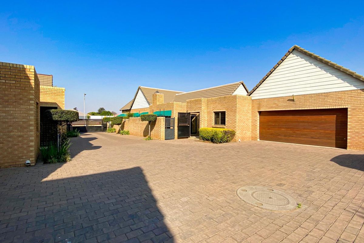 Exquisite Facebrick Cluster, Only 4 in complex! - Photo 2