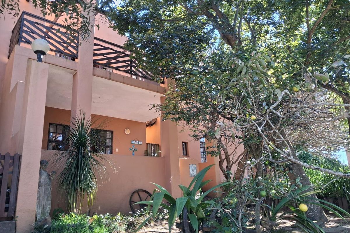 Three-bedroom sectional title in Hoogland estate for sale. - Photo 2