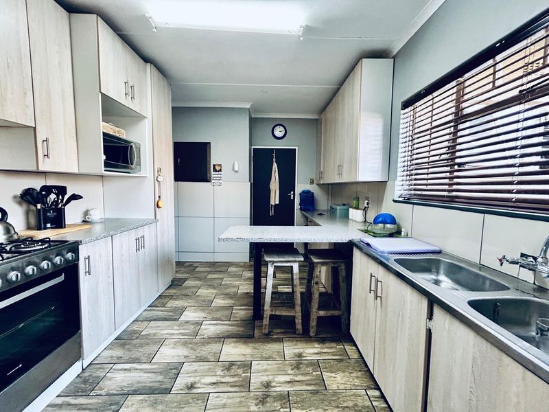 3 bedroom house with flatlet for sale in Vryheid - Photo 3