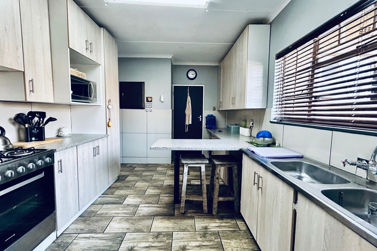 3 bedroom house with flatlet for sale in Vryheid - Photo 3