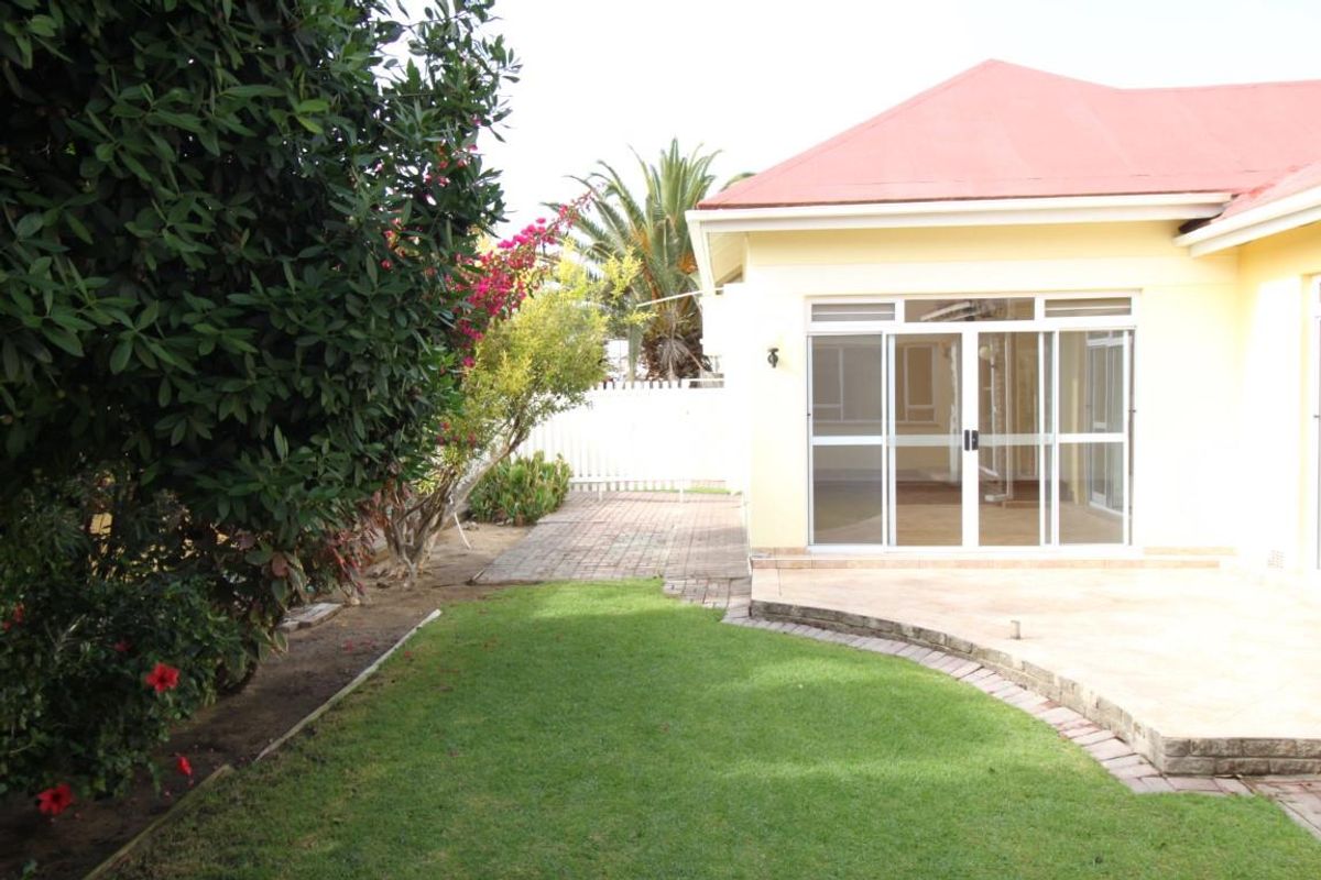 Large family Home for Sale in Central Swakopmund - Photo 3