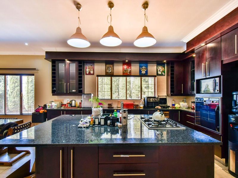 Large family home with five bedrooms and loads of entertainment spaces - Grootfontein Country Estate - Photo 5