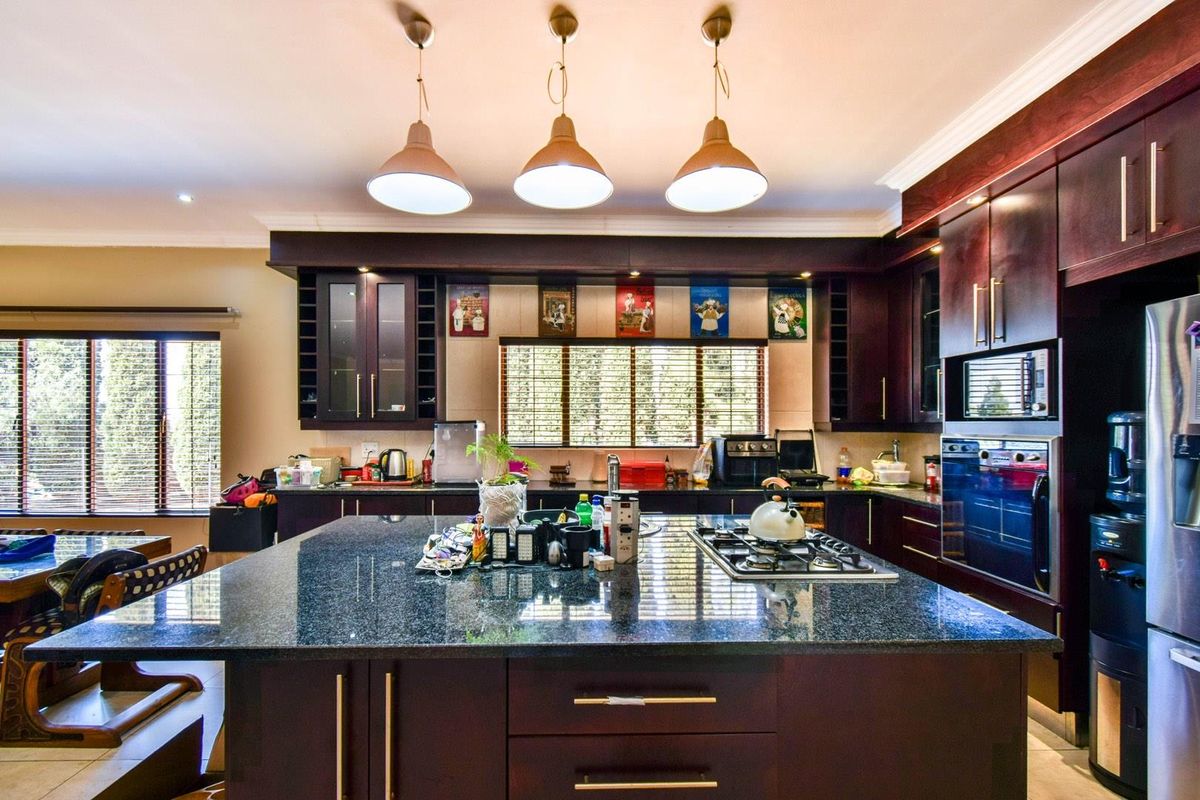 Large family home with five bedrooms and loads of entertainment spaces - Grootfontein Country Estate - Photo 5