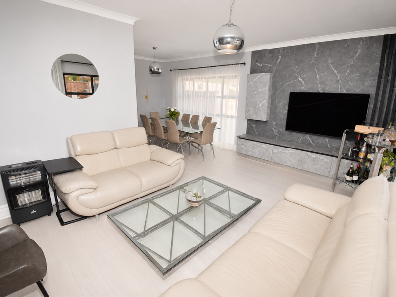Spacious Family Home with Modern Comforts and Exceptional Entertaining Areas - Photo 6