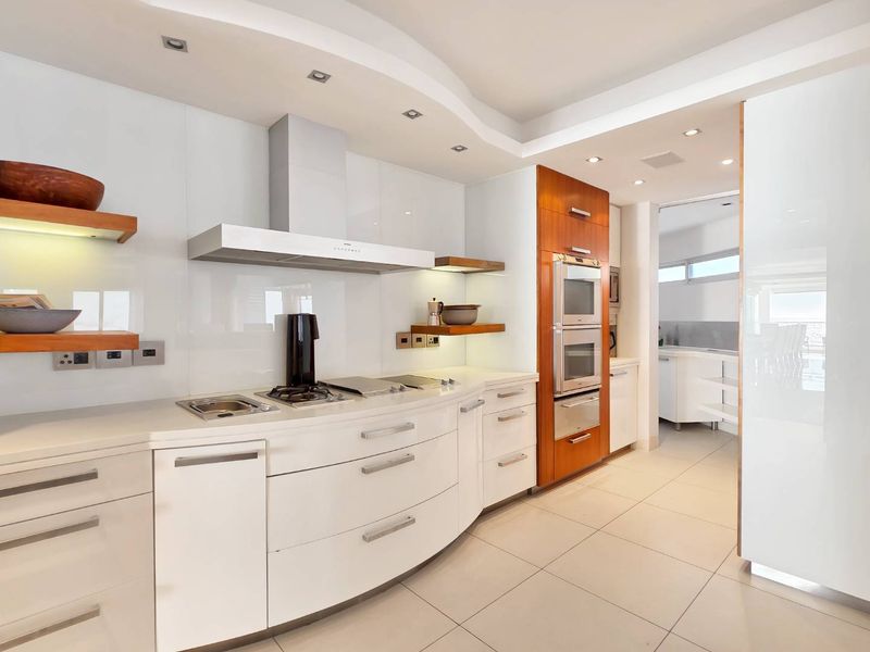 Elegant Coastal Living in the heart of Sea Point - Photo 4