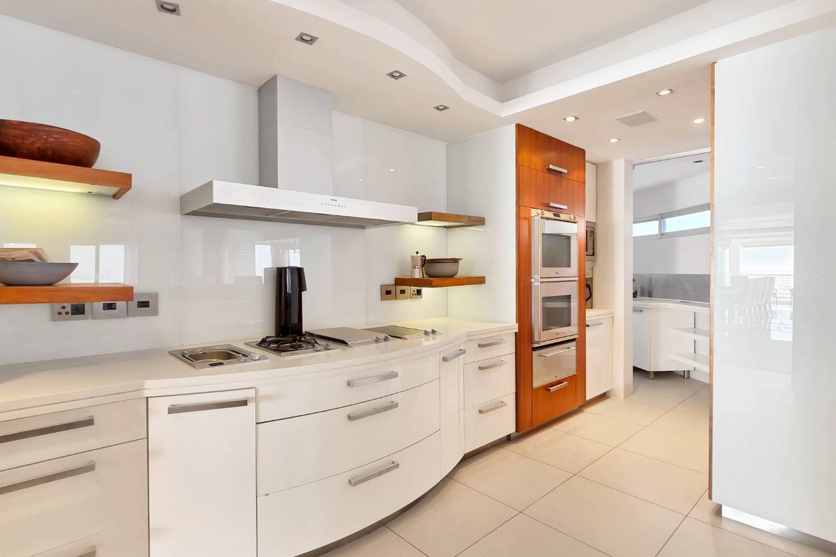 Elegant Coastal Living in the heart of Sea Point - Photo 4