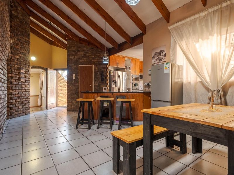 Seven bedroom home, large erf, loads of potential - Newlands - Photo 7