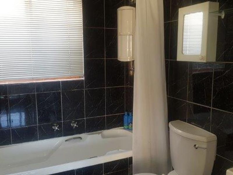 Beautiful Bachelor Apartment in Northcliff - Photo 9