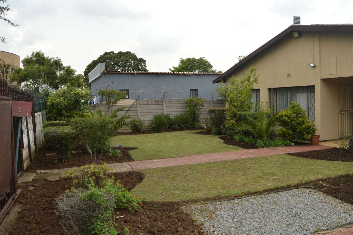 Four bedroom house with a flatlet in New Redruth - Photo 2