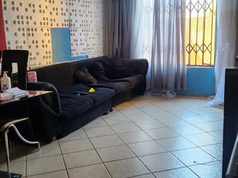 3 Bedroom House For Sale in Rosslyn Gardens - Photo 8