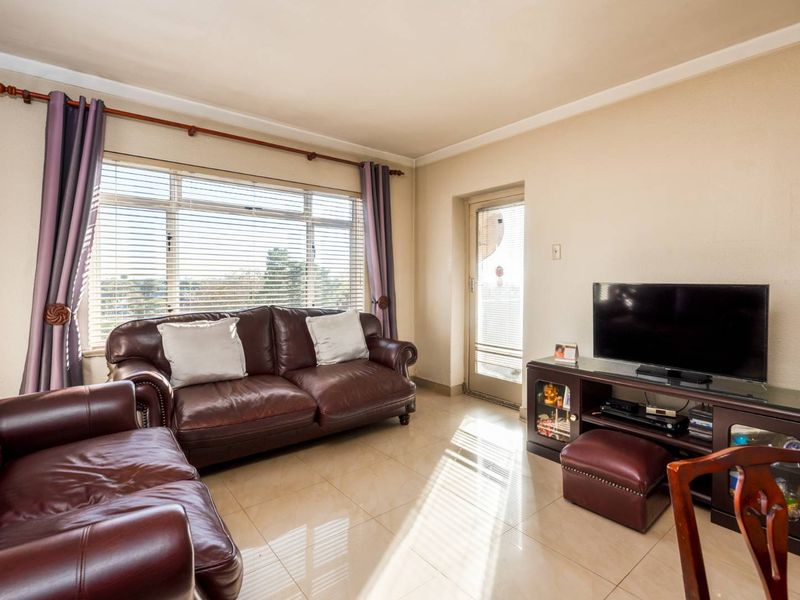 Comfortable 3 bedroom apartment with balcony - Photo 4