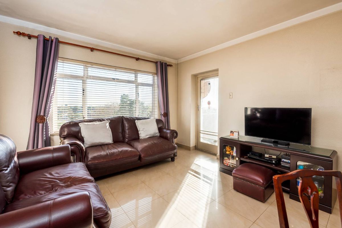 Comfortable 3 bedroom apartment with balcony - Photo 4