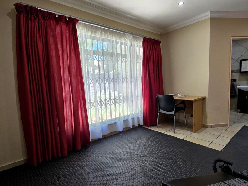 Immaculate 4 bedroom house with 3 flatlets - Photo 5