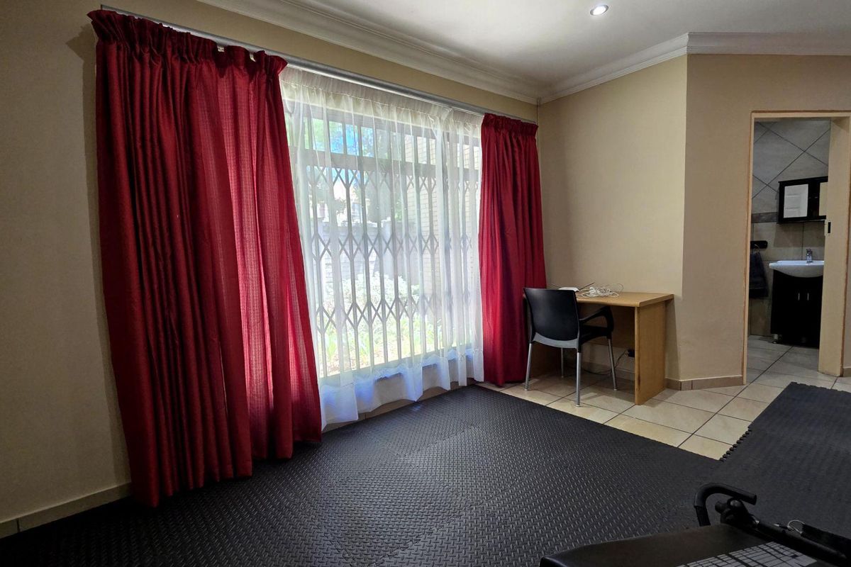 Immaculate 4 bedroom house with 3 flatlets - Photo 5