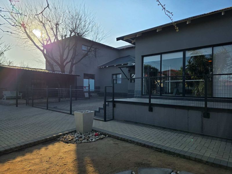 Spacious 4-Bedroom Home with Modern Comforts & Classic Charm - Photo 5