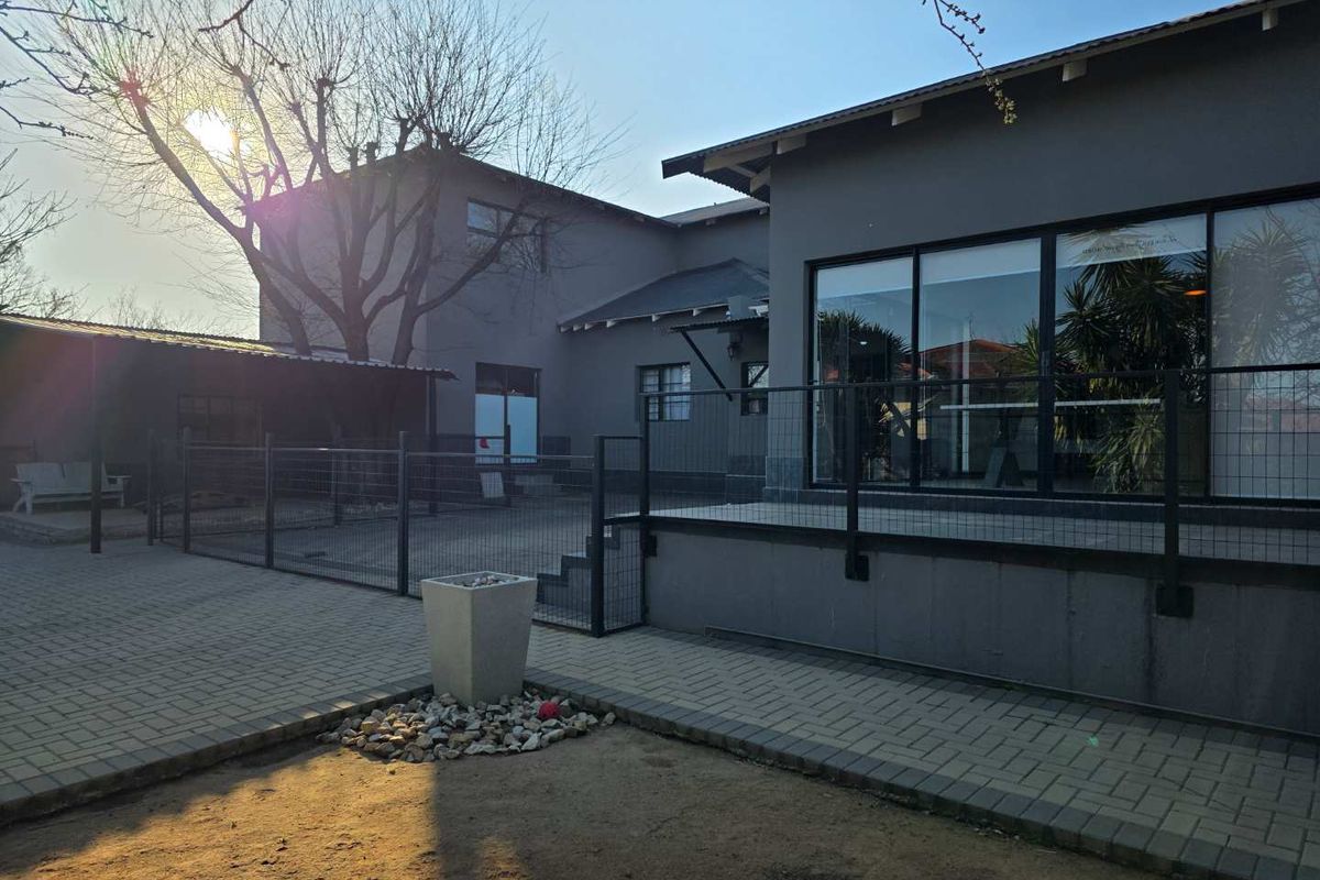 Spacious 4-Bedroom Home with Modern Comforts & Classic Charm - Photo 5